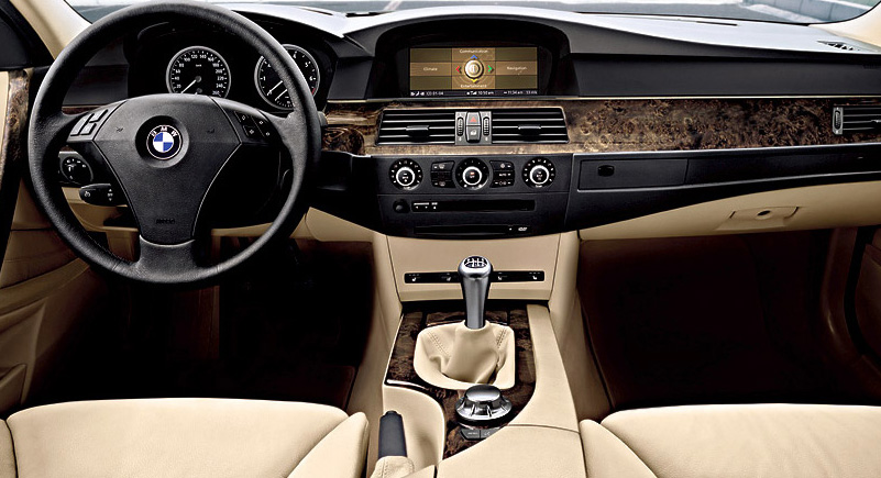 Cockpit eines aktuellen BMW